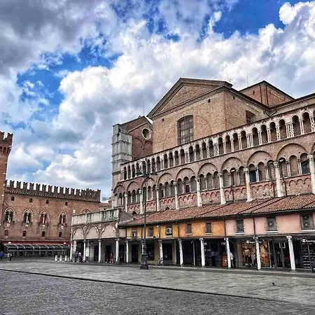 Magnifico In Palazzo Storico Del 500” Lejlighed Ferrara